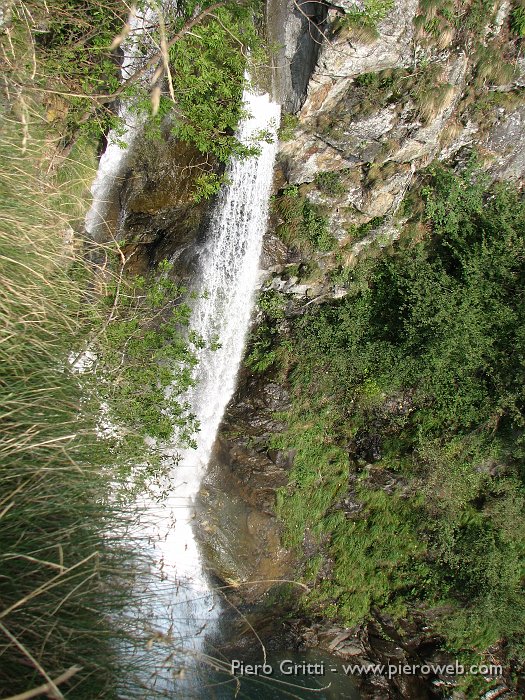 maslnaa-curo 147.jpg - Un salto roccioso  di 30-40 m. dà origine alla bellissima cascata del "Goi del ca'" (Gorgo del cane) - foto Mirco Bonacorsi